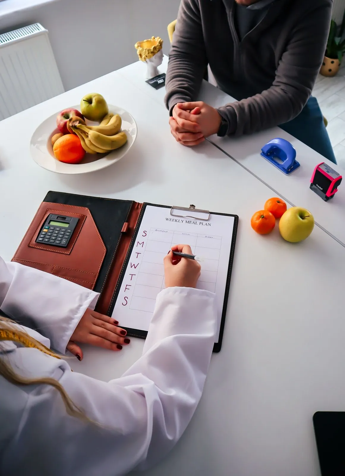 Nutricionista preparando un plan de comidas saludable con fruta fresca